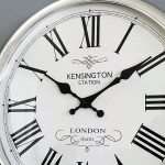 Duży okrągły srebrny zegar ścienny